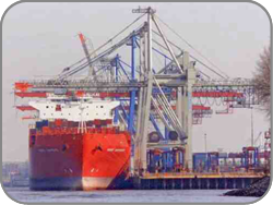Разгрузка торгового судна в порту Гамбурга